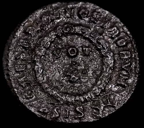 Moneta romana in bronzo AE3 320–321 d.C. – Crispo Cesare image 2