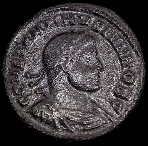 Moneta romana in bronzo AE3 317–320 d.C. – Costantino II Cesare image 1