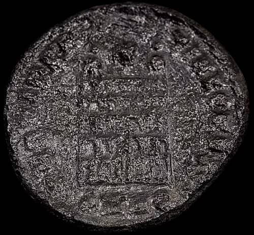 Moneta romana in bronzo AE3 317–320 d.C. – Costantino II Cesare image 2